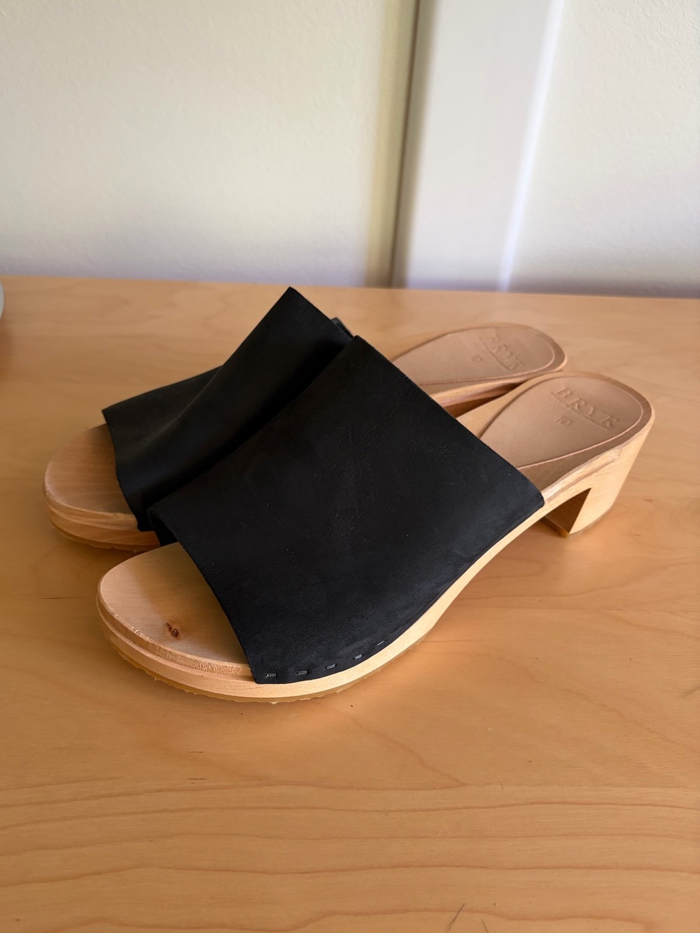 NWOT Bryr clogs size 40